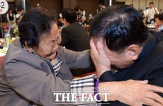 [TF포토] 이산가족 상봉...오열하는 남매