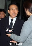 [TF포토] YS 서거  취재진에게 뜻 전하는 김관용 경북도지사