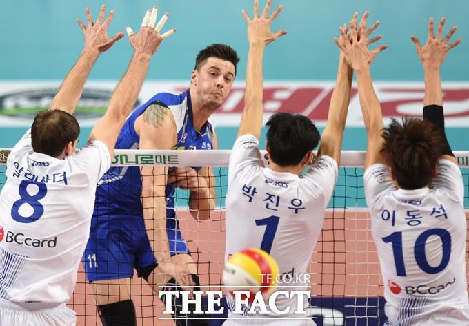 우리카드, 대한항공 꺾고 4위로 도약! V리그 역전승으로 시즌 첫 연승 달성