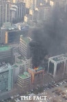 [긴급] 서울 삼성동 빌딩 옥상서 화재, 도로 뒤덮은 검은 연기