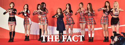 [TF사진관] 유영, '워너비' 트와이스 언니들과 '신나는 무대~'