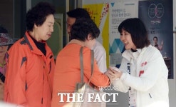 [TF사진관] 스텔스 유세 윤상현, 아무도 모르게 골목을 누벼라~
