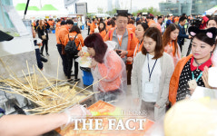 [TF사진관] 삼계탕 한그릇 하실래요?…유커로 붐비는 반포한강공원