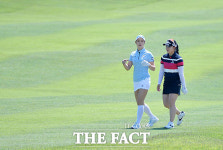 [TF포토] 박결, 햇살 맞아 더욱 빛나는 백옥 피부