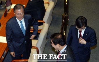 [TF사진관] 문재인-조경태, '여전히 어색한 우리사이~'