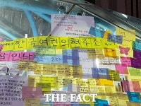 [TF현장] 자정 지나도 강남역 묻지마 살인사건 희생자 추모 발걸음