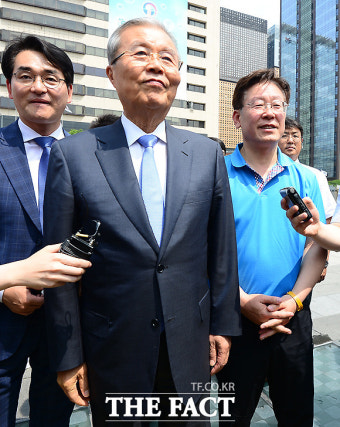 [TF포토] 이재명 성남시장 단식 천막 찾은 김종인 대표