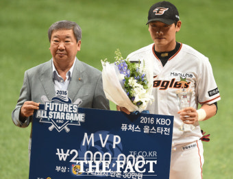[TF포토] 한화 신성현 '퓨처스 올스타 MVP'