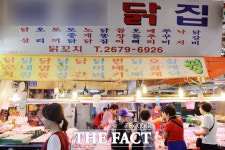 [TF사진관] 중복맞은 시민들의 시장 나들이