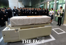 [TF포토] 서울추모공원 도착한 고 이인원 롯데 부회장