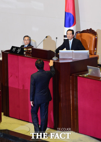 [TF포토] 정세균 국회의장에 항의하는 정진석 새누리당 원내대표