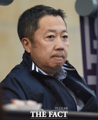 [TF포토] '긴장과 설렘' 두산 박정원 회장, 취임 첫해 우승이라...