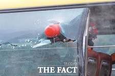 [TF사진관] 버스 비상탈출, 쉽지 않아…망치 비치 필수