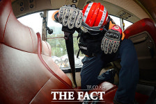 [TF사진관] 버스 비상탈출, 쉽지 않아…망치 비치 필수