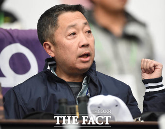 [TF포토] 두산 박정원 회장의 우승 열망 '물 들어 올 때 노 젖자'