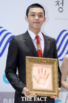 [TF포토] 유아인, 얼굴만큼 멋진 손도장