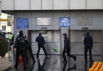 새누리당사, 경찰 청소 논란…