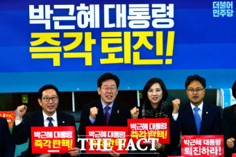 [TF사진관] 표창원 만난 이재명 성남시장, '탄핵버스터 릴레이 주자로 동참'