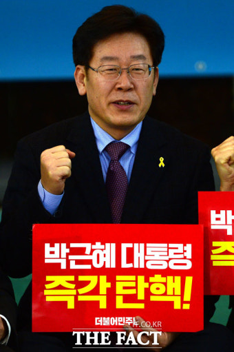 [TF사진관] 표창원 만난 이재명 성남시장, '탄핵버스터 릴레이 주자로 동참'