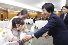  IBK기업은행, 희귀·난치성 질환 근로자 가족에 치료비 전달