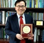  박석순 이대 교수 "촛불없는 나라가 어린이 건강" 비하 논란