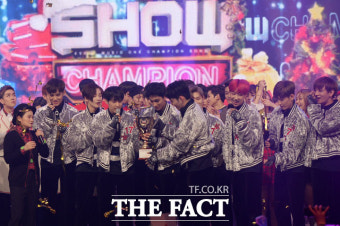 [TF포토] 세븐틴, '화려한 칼군무로 쇼 챔피언 1위!'