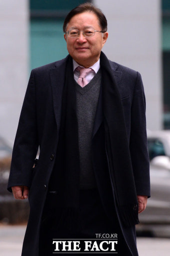 [TF포토] 송희영 전 조선일보 주필, '검찰 조사에도 미소 가득(?)'