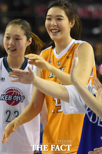 [TF화보] KB스타즈 박지수 '이렇게 예쁜 농구선수 봤니?'
