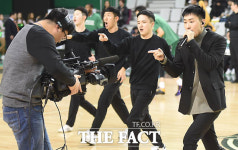 [TF화보] 슈퍼주니어 은혁 상병 내 춤 살아있네~