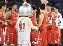 [TF포토] '화이트 32점 폭발' SK, LG 꺾고 플레이오프 희망 쐈다!