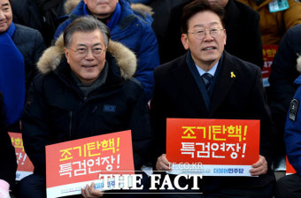 [TF포토] 문재인-이재명, '촛불집회 함께하는 두 대선주자'