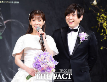 [TF포토] '아이돌 1호 부부' 문희준-소율…'행복하게 살게요~'