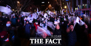 [TF포토] 탄핵 선고 하루 앞두고… 태극기 휘날리는 안국역 사거리