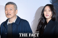 [TF포토] 홍상수-김민희 서로 사랑하는 사이…불륜설 정면돌파