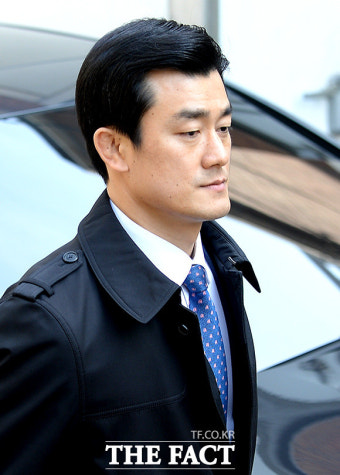 [TF포토] 박 전 대통령 자택으로 들어서는 이영선 행정관