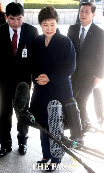 [TF포토] 피의자 신분으로 검찰 출석하는 박근혜 전 대통령