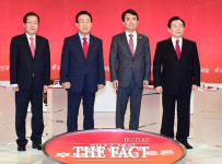 [TF포토] 손맞잡은 자유한국당 대선 후보자들..한번 겨뤄봅시다!