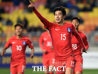 [TF포토] 한국 김승우, 다시 도망가는 추가골