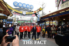 [TF포토] 민심은 시장에 있다!…인천 모래내시장 방문한 홍준표 후보