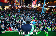 [TF포토] 내가 이구역 슈퍼스타!…고향 부산 찾은 안철수