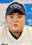 [TF포토] 환하게 웃는 단독 선두 이나경