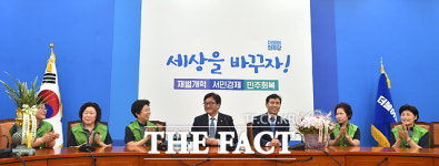 [TF포토] 국회 환경미화노동조합의 축하 받는 우원식 원내대표