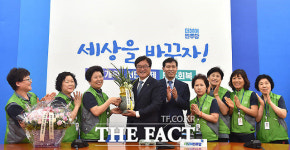 [TF포토] 국회 환경미화노동조합의 축하 받는 우원식 원내대표