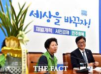[TF포토] 국회 환경미화노동조합의 축하 받는 우원식 원내대표