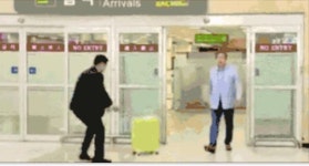  김무성 캐리어 노룩패스 논란! 캐리어 홍보 눈길 바퀴는 스무성