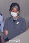 [TF포토] 마스크 쓰고 법정 향하는 비선실세 최순실