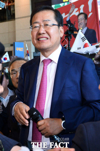 [TF포토] 홍준표 귀국… '지지자들로 인산인해 이룬 공항'