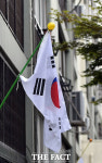 [TF포토] 현충일 태극기, '올바른 게양 방법은?'