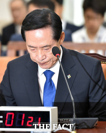 [TF포토] 음주운전 논란에 사과하는 송영무 국방부 장관 후보자
