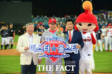 [TF사진관] '미스터 올스타' 최정, 트로피와 달콤한 키스
